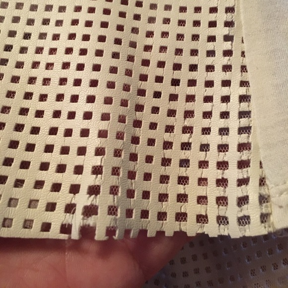 BCBG Max Azria cream grid top, t-shirt, size L. - Picture 3 of 3